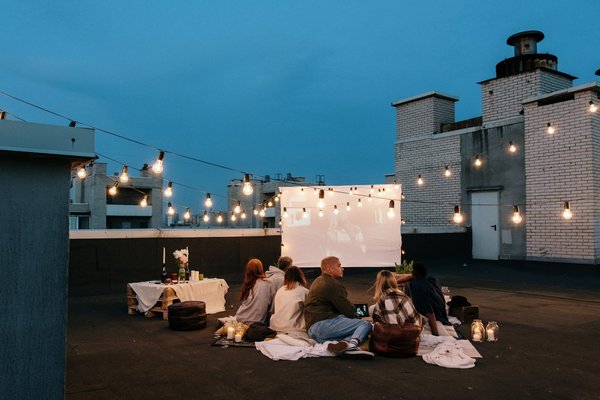 Comment organiser un festival de cinéma en plein air sur des films d'aventure classiques ?