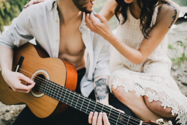 Les meilleures astuces pour choisir une guitare folk