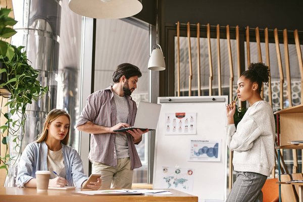 Quelles sont les distinctions clés entre une EURL et une SARL en matière de ressources ?